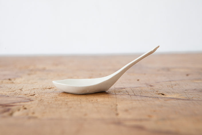 安齋新・厚子 白磁刻紋蓮華