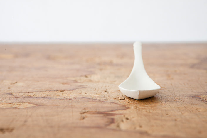 安齋新・厚子 白磁刻紋蓮華