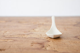 安齋新・厚子 白磁刻紋蓮華