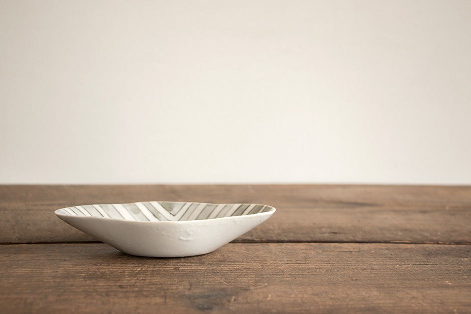 安齋新・厚子 白磁染付ふね