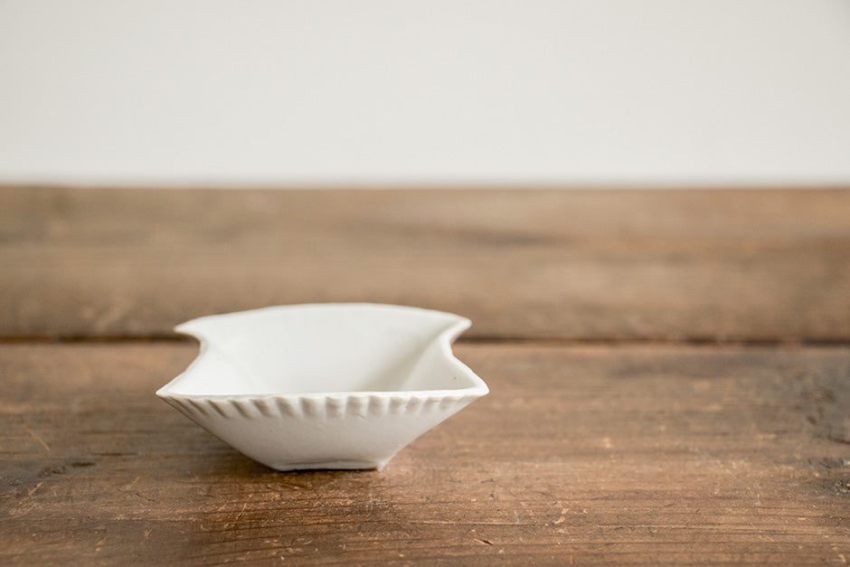 安齋新・厚子 白磁糸巻皿