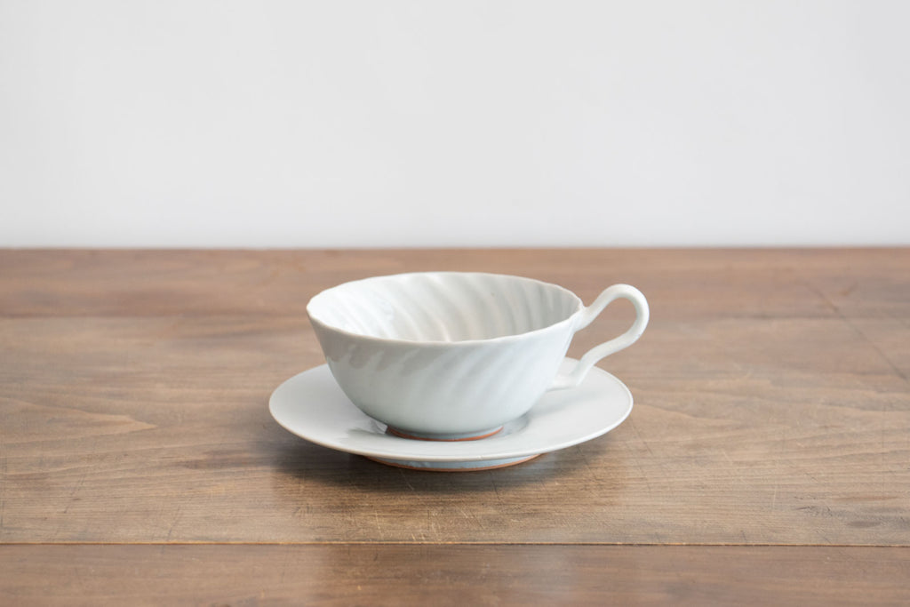 安齋新・厚子 白磁ねじりティーカップ&ソーサー