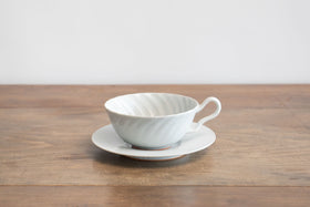 安齋新・厚子 白磁ねじりティーカップ&ソーサー