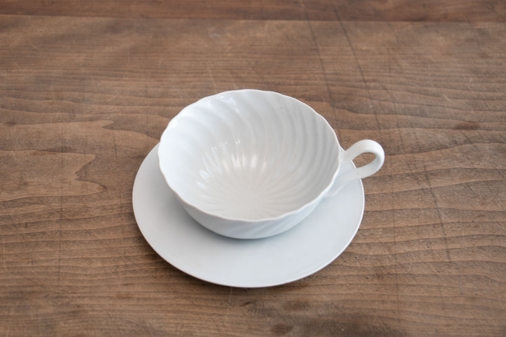 安齋新・厚子 白磁ねじりティーカップ&ソーサー