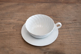 安齋新・厚子 白磁ねじりティーカップ&ソーサー
