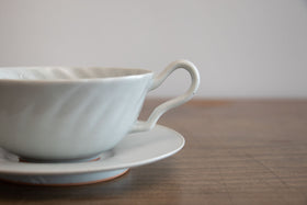 安齋新・厚子 白磁ねじりティーカップ&ソーサー