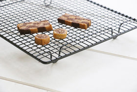 CINQ イギリスのケーキクーラー