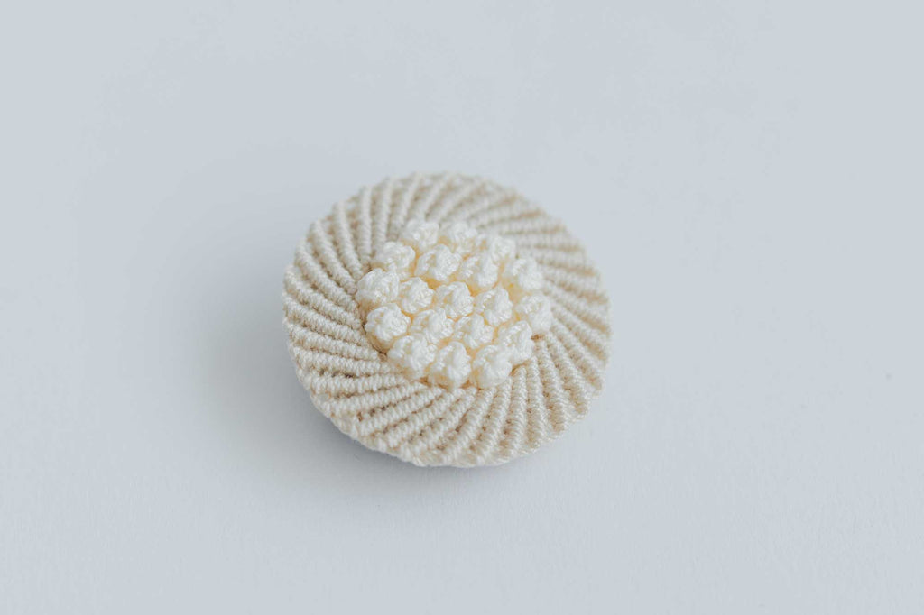 松田紗和 ブローチ ジニア