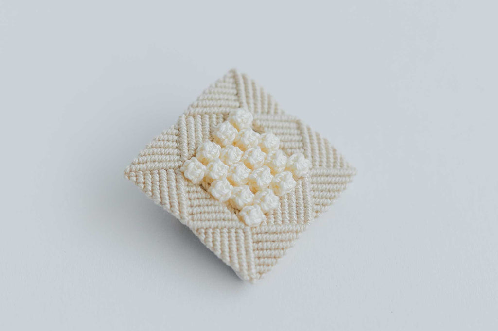 松田紗和 ブローチ がくぶち