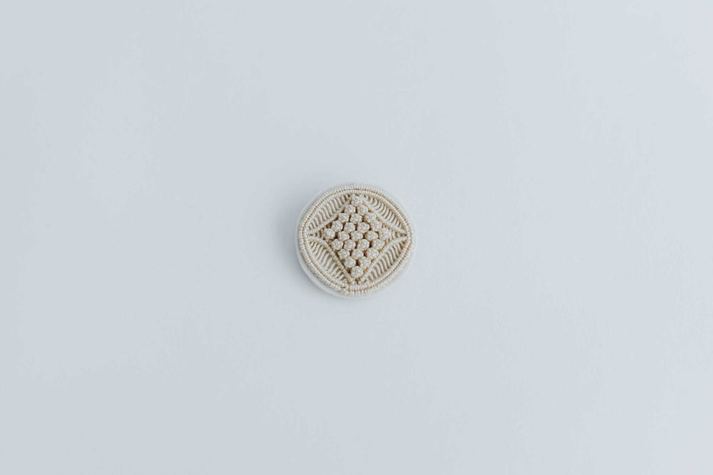 松田紗和 ブローチ 七宝 生成