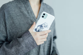 【受注生産・同梱不可】くらもとこ iPhoneケース 風に吹かれる犬