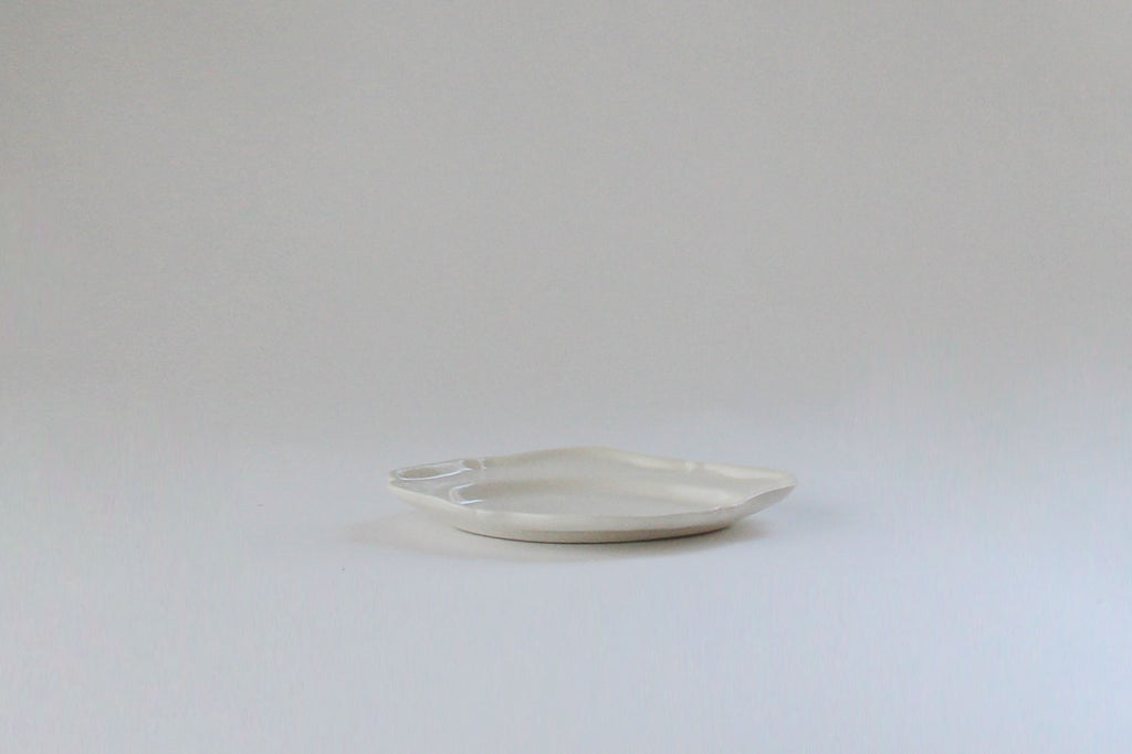 河合竜彦 白ツヤ釉 オーバルレリーフ皿