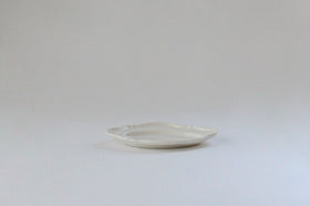 河合竜彦 白ツヤ釉 オーバルレリーフ皿