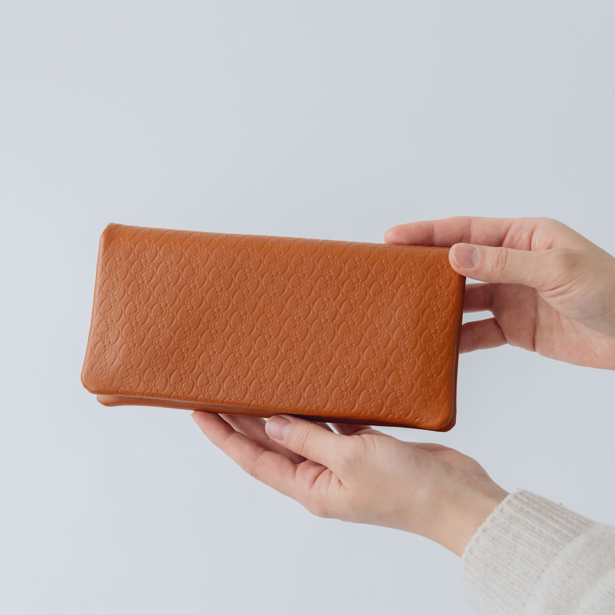 COSMIC WONDER monogram embossed light leather wallet ｜くらすこと公式オンラインストア