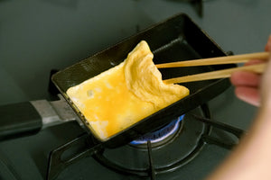 「省三」造　鉄製　手付き菓子器 千歳 木柄 鉄 玉子焼き器 14×18cm 日本製 CS-013 : ものうりば