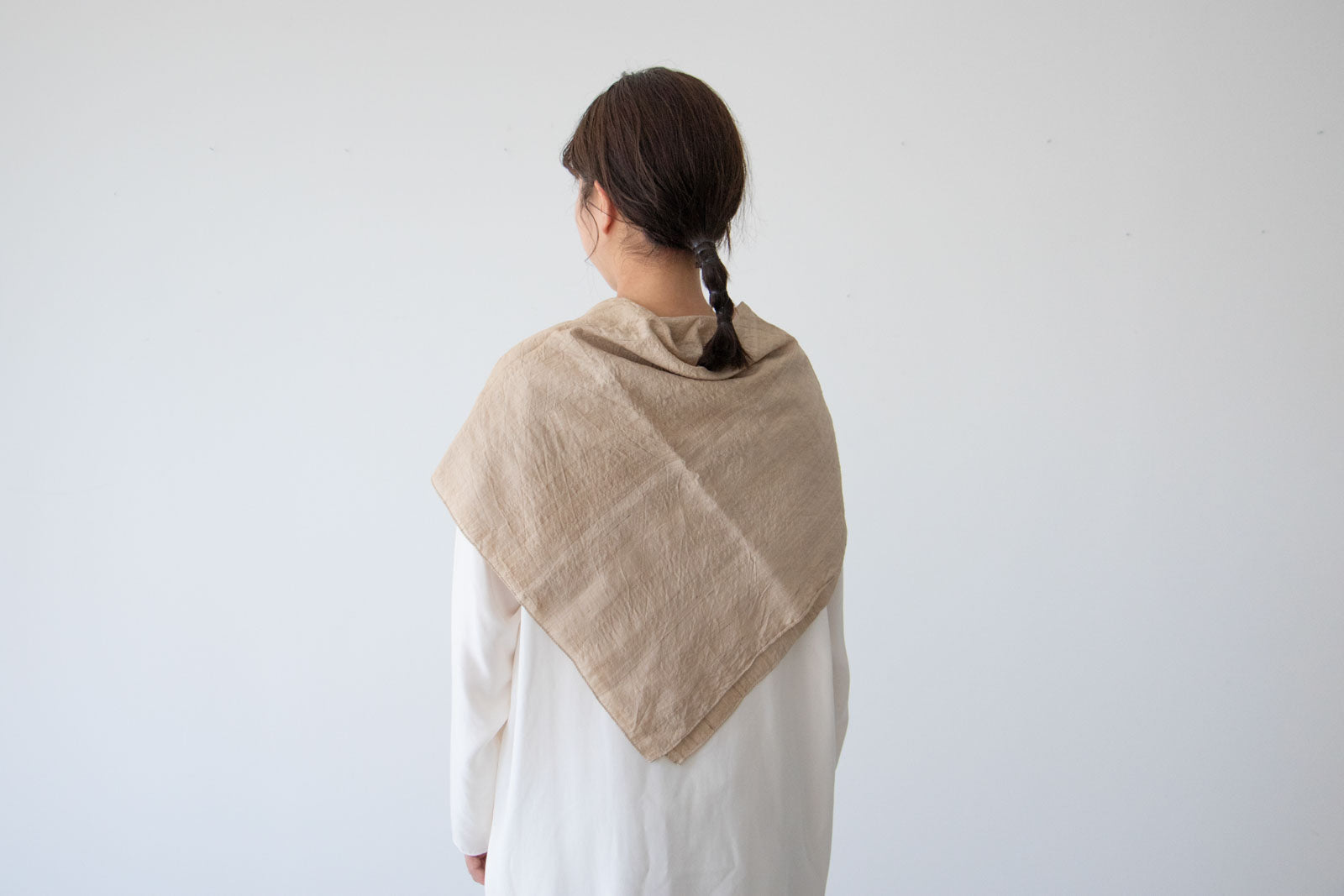 Yoli Silk scarf ベージュ［オーダー／10月中旬出荷予定］｜くらすこと