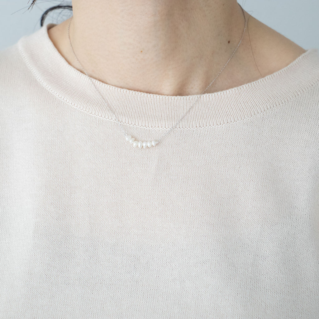 ※こちらは着用イメージとなり、今回はご紹介していないシルバーチェーン、2mmサイズの真珠のものです。