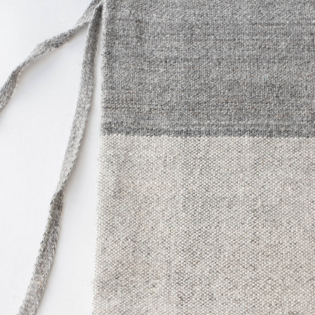 PUENTE プエンテ　手織り巻きスカート　Rueca　アルパカ　ダークグレー PUENTE Rueca 手紡ぎアルパカ手織り巻きスカート［期間限定販売