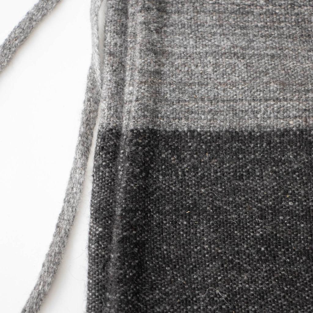 PUENTE プエンテ　手織り巻きスカート　Rueca　アルパカ　ダークグレー PUENTE Rueca 手紡ぎアルパカ手織り巻きスカート［期間限定販売