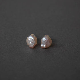 神保真珠商店 ボタン珠ピアス 有核 （K18）［期間限定販売］