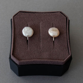 神保真珠商店 ボタン珠イヤリング 近江八幡 有核 (SILVER)［期間限定販売］