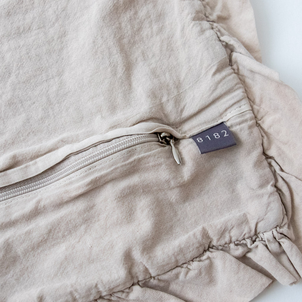 8182 ストライプイブルフリルクッションカバー［期間限定販売］