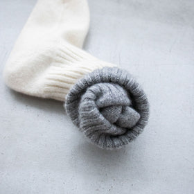HOKOS BLISS cashmere “mochi” socks リバーシブル［期間限定販売］