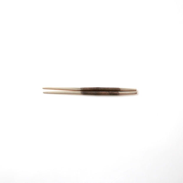 21cm。ラオスに自生するケームという木で作った箸。樹皮を残している部分と明るく白っぽい木肌のコントラストが個性的。