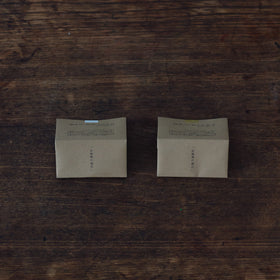 和蝋燭の燭台（左／素銅、右／真鍮）