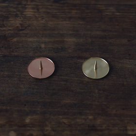 和蝋燭の燭台（左／素銅、右／真鍮）