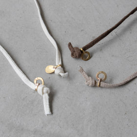 金具のデザインはひとつひとつ異なります