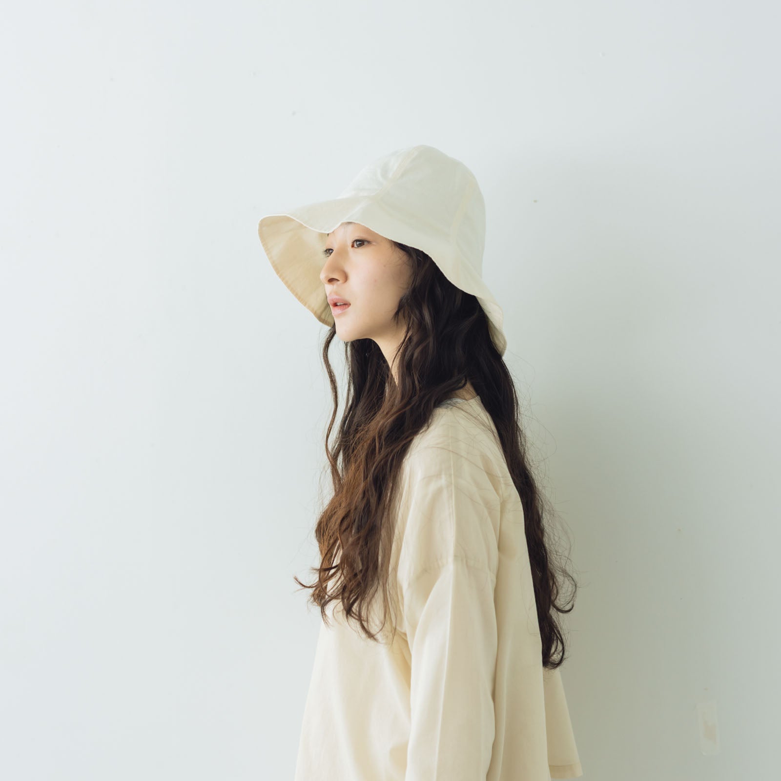 Yoli ホワイト シルクベストYoli Silk wrap vest 2024 YOKE 24SS BORDER MESH KNIT VEST style.2024.06.03 | 4850 | mark