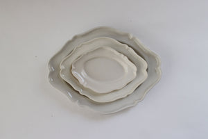 河合竜彦 白ツヤ釉 オーバルレリーフ皿 ｜くらすこと公式